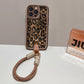 Funda para iPhone con estampado de leopardo y cordón